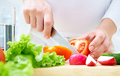 Ausgewogene Ernährung: Salat wird von einer Person zubereitet