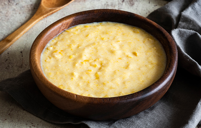 Holzschale mit feinem Hirsebrei.