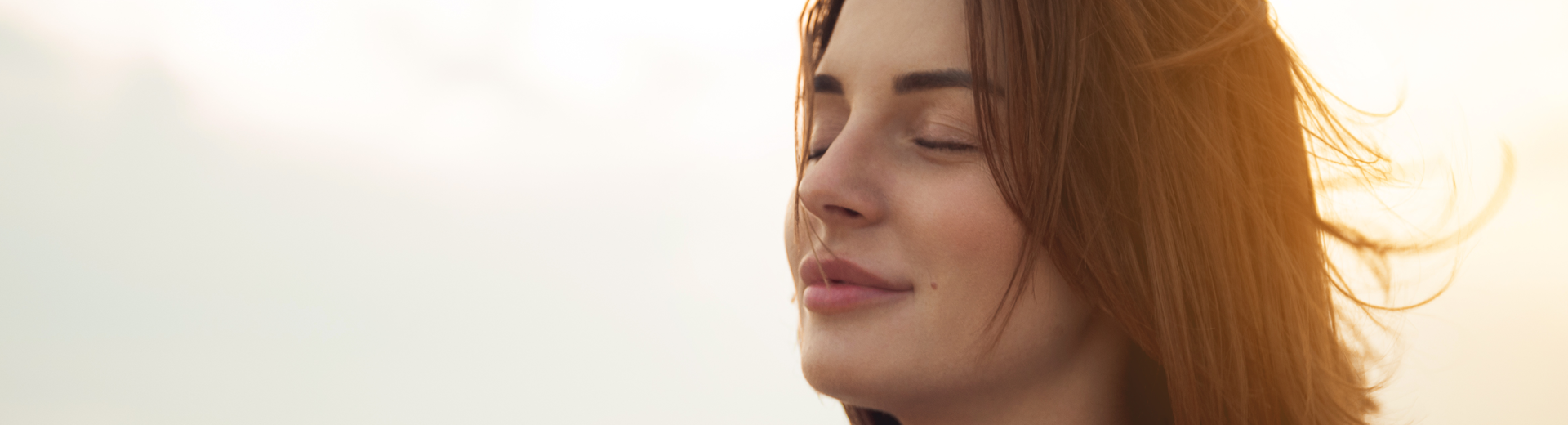 Junge Frau genießt die frische Luft am Morgen