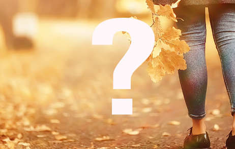 Frau beim Herbstspaziergang, Blätter in der Hand