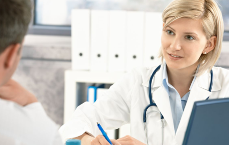 Patient und Ärztin im Gespräch