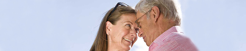 Älteres Paar schaut sich verliebt in die Augen