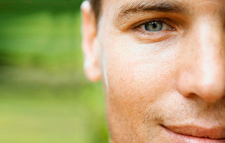 Großaufnahme von einem lächelnden und selbstbewussten Mann