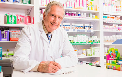 Freundlicher Apotheker macht Notizen während des Gesprächs