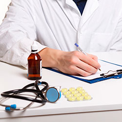 Arzt schreibt eine Verordnung