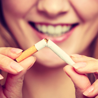 Frau zerbricht Zigarette