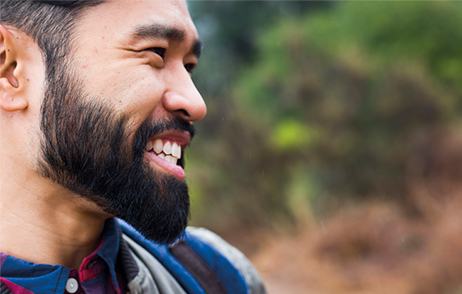 Lachender Mann im Freien