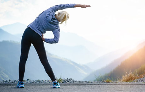 Leichter Sport bei Erkältung: Junge Frau bei Dehnübung