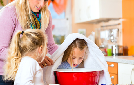 Hausmittel bei Erkältung: Mutter inhaliert mit ihren Kindern