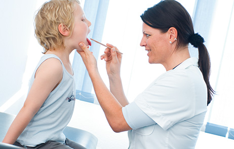 Wann mit dem Kind zum Arzt bei Fieber?