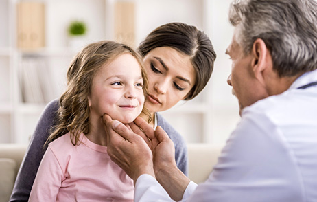 Wann mit dem Kind zum Arzt bei Halsschmerzen?