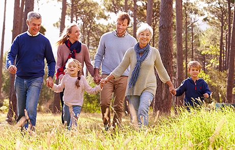 Familie beim Waldspaziergang