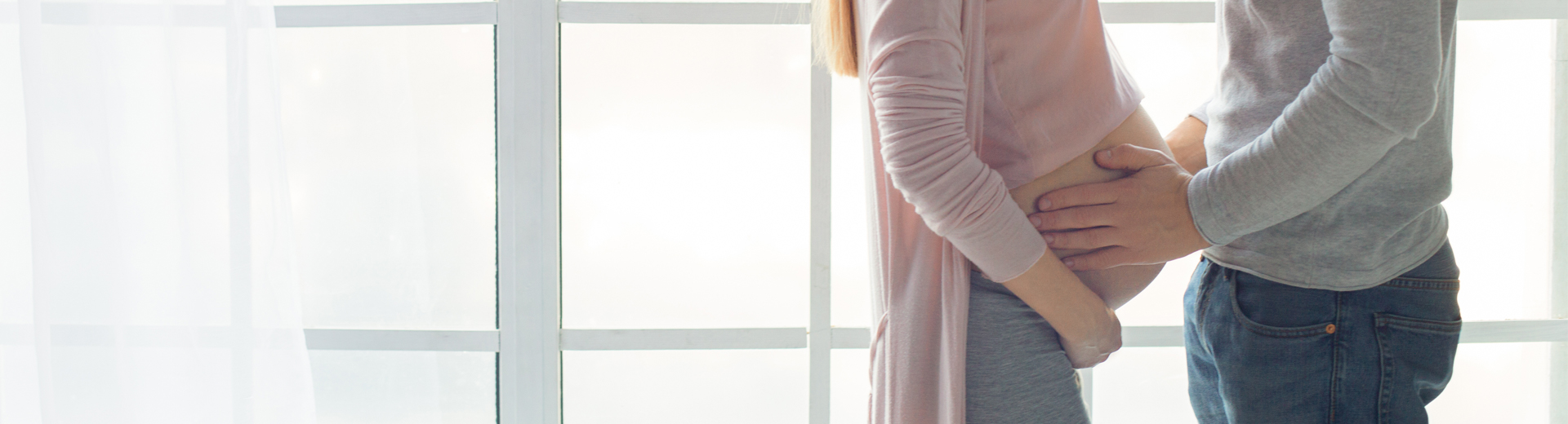 Päarchen, schwangere Frau, Mann legt Hände auf Bauch