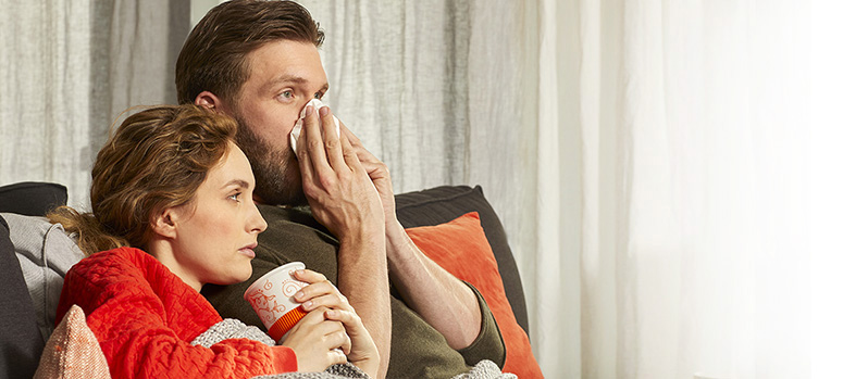 Erkältetes Paar auf Sofa