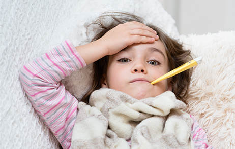 Kind mit Fieberthermometer im Mund