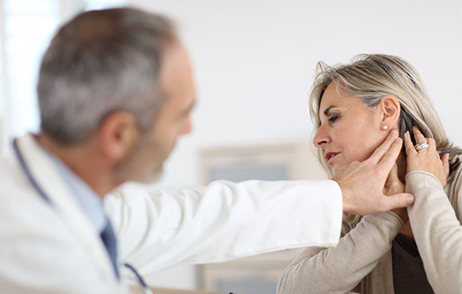 Patientin mit Halsschmerzen bei Arzt