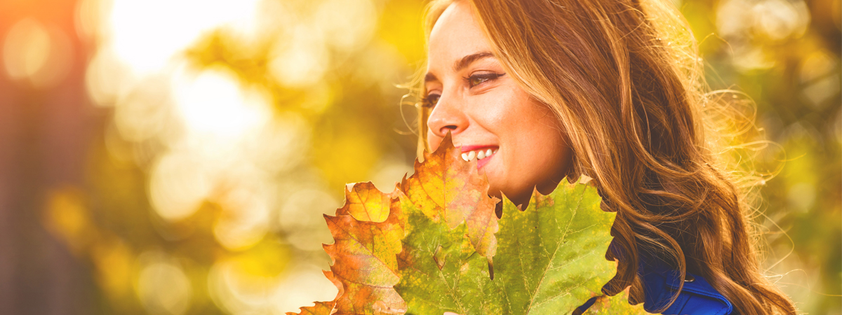 Junge Frau, Spaziergang im Herbst, buntes Laub