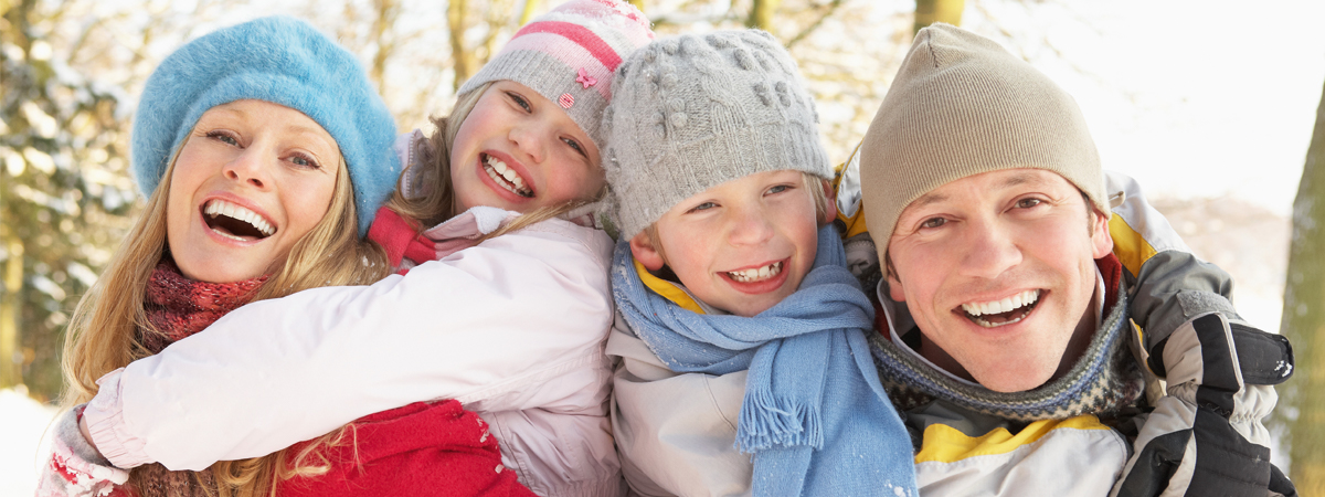 Familie tobt im Schnee