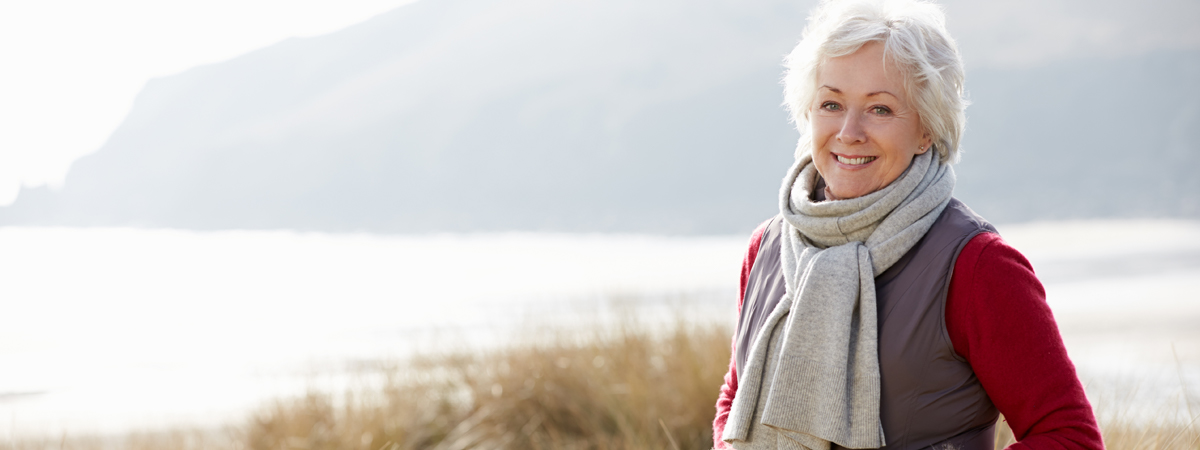 Ältere lächelnde Frau, Spaziergang am See