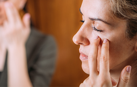 Frau klopft Nebenhöhlen ab