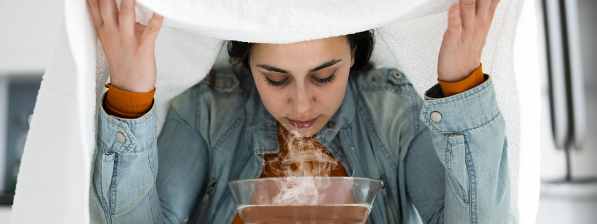 Junge Frau beim Inhalieren