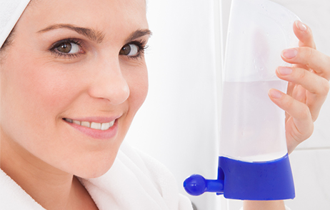 Frau mit Nasendusche