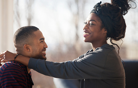 Junges dunkelhäutiges Paar, glücklich lachend