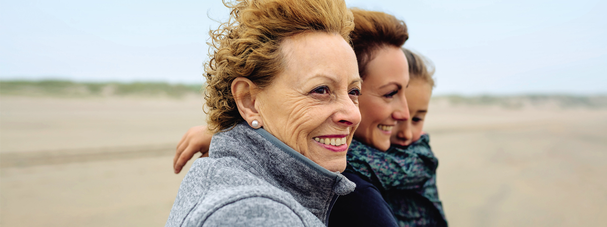 Zwei Frauen mit Kind am Strand