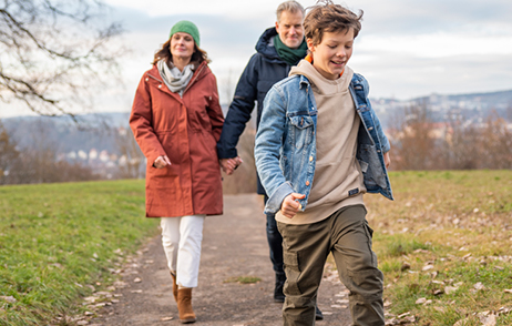Familie beim Spaziergang