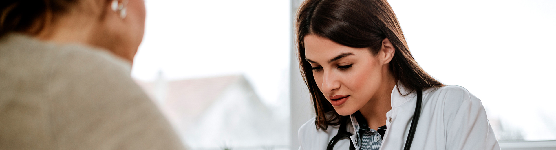 Patientin im Gespräch mit Ärztin