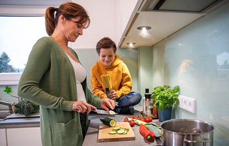 Familie kocht gemeinsam