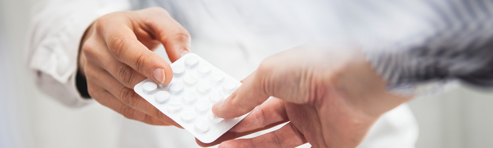 Arzt verschreibt Medikamente