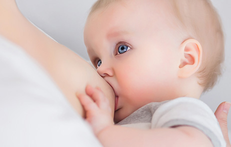 Säugling an der Mutterbrust