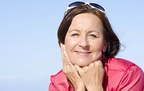 Ältere Frau schaut blinzelnd