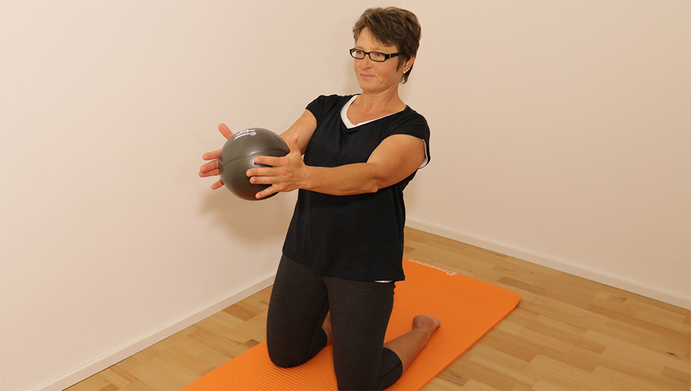 Beckenbodenübung im Kniestand mit Rückenlage