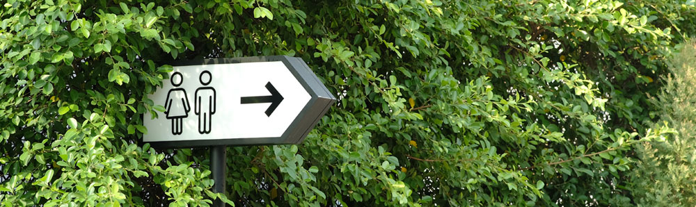 WC Schild weist den Weg zur nächsten Toilette