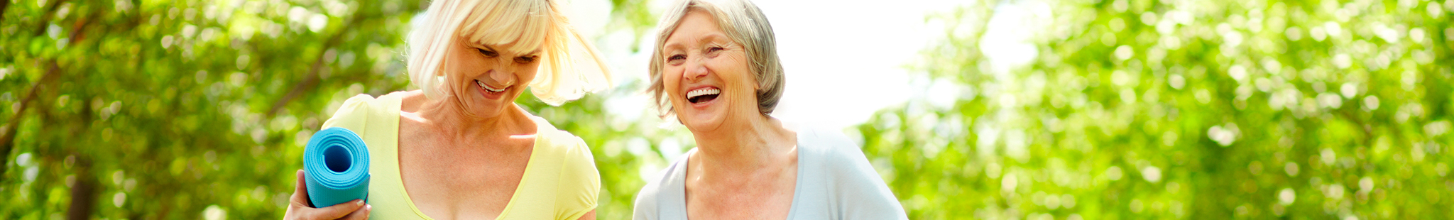 Zwei Damen mit Yogamatten in der Natur