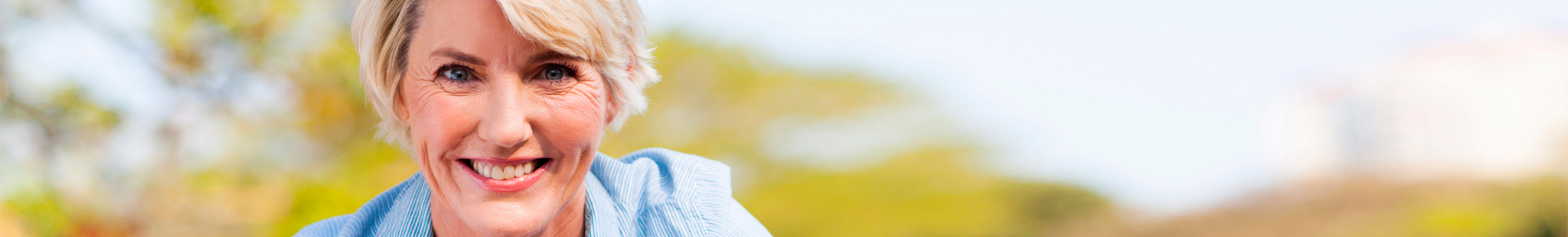 Glückliche aktive Frau mittleren Alters