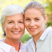 Mutter mit Tochter lächelnd