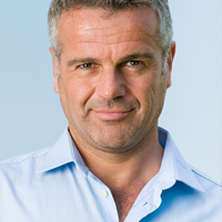 Mann mittleren Alters lächelt in Kamera