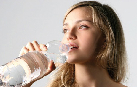 Junge Frau mit Wasserflasche