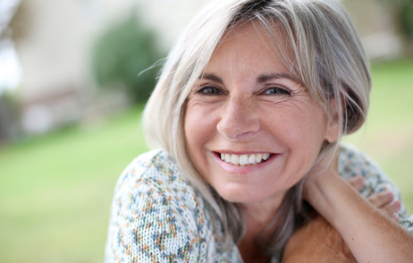 Frau lächelt in Kamera