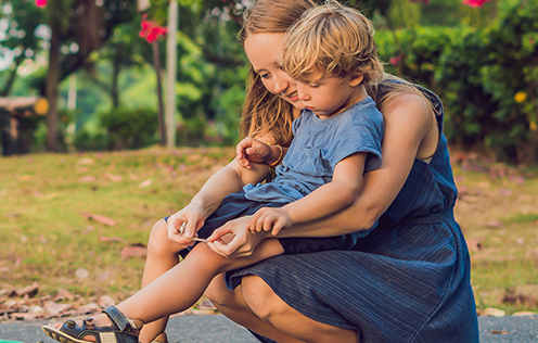 Mutter verbindet Kind