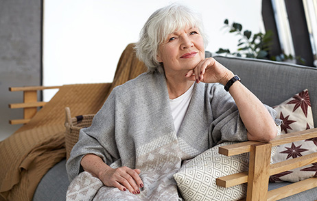 Alte Frau denkt nach