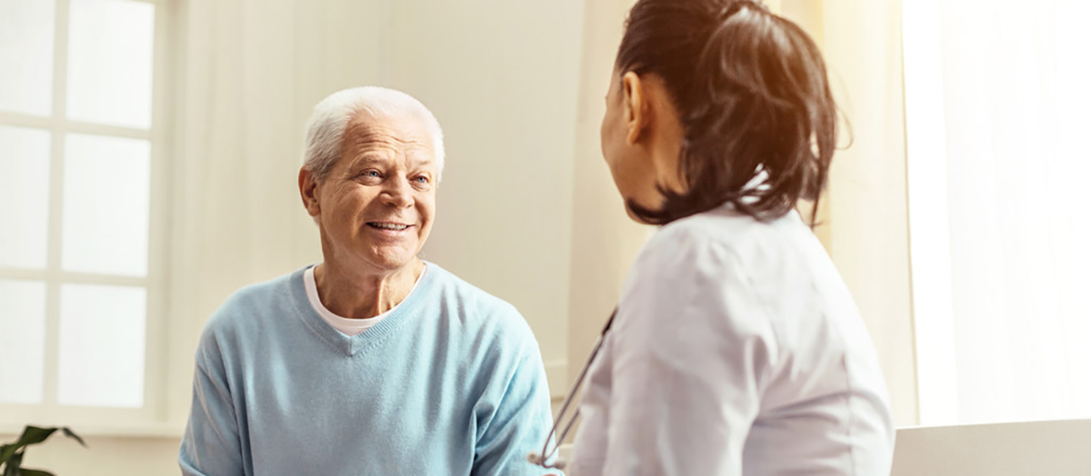 Ärztin mit Patient im Gespräch