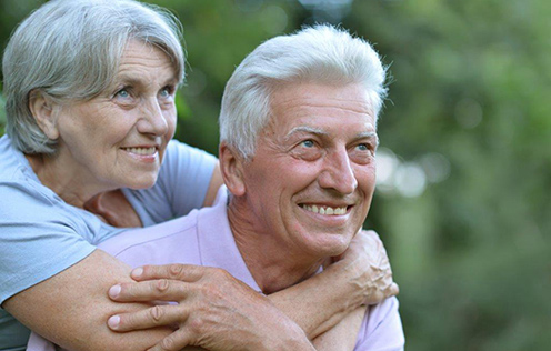 Älteres Paar umarmt sich