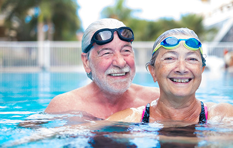 Älters Paar im Schwimmbad