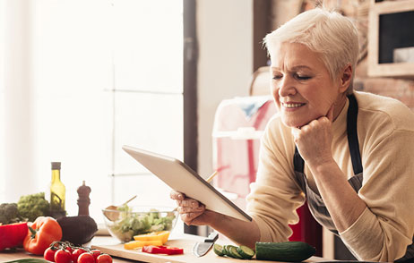 eine Frau sieht sich gesunde Rezepte an