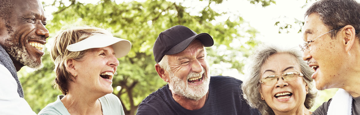 Gruppe älterer Menschen zusammen im Park