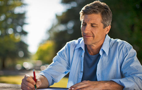 Mann schreibt etwas auf